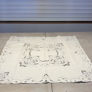 Elegant White Floral Tablecloth